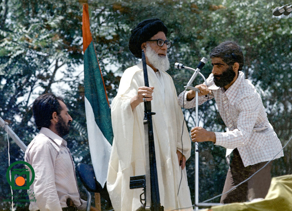 شهید آیت‌الله سیدعبدالحسین دستغیب در آغاز ایراد یکی از خطبه‌های نماز جمعه (سال 1359)