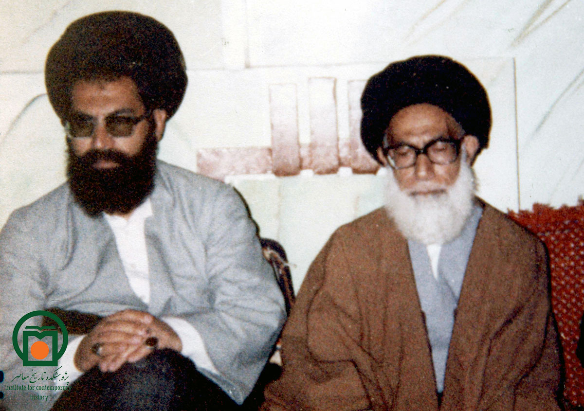 زنده‌یاد آیت‌الله سیدمحمدهاشم دستغیب در کنار پدرش شهید آیت‌الله سیدعبدالحسین دستغیب