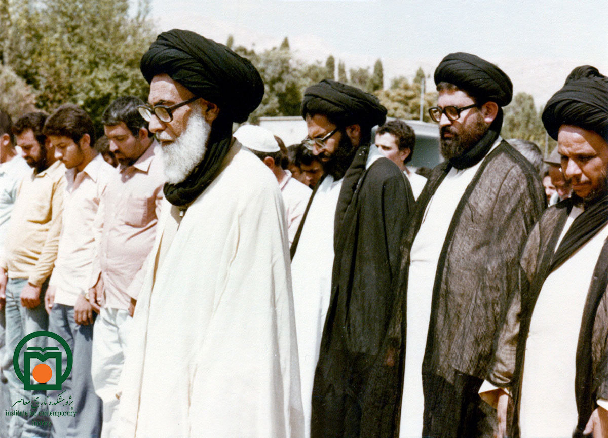  شهید آیت‌الله سیدعبدالحسین دستغیب شیرازی در حال اقامه نماز جمعه شیراز (سال 1359)