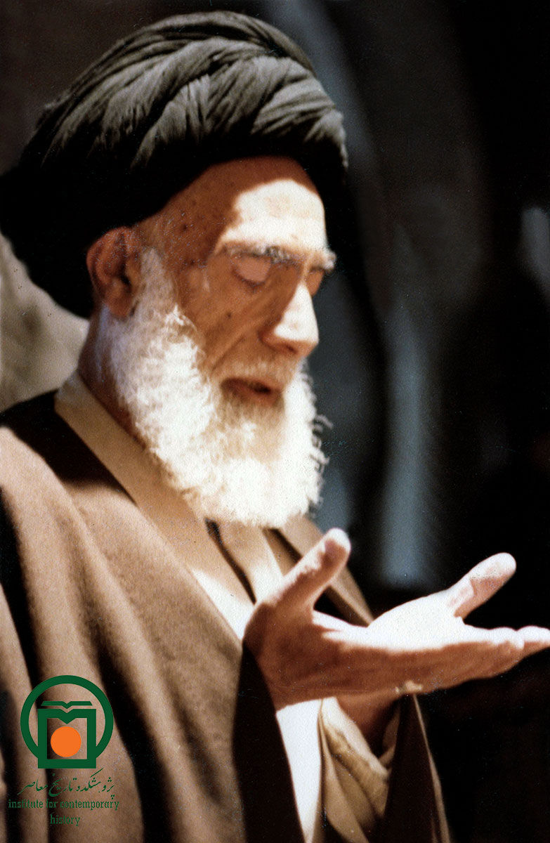 شهید آیت‌الله سیدعبدالحسین دستغیب شیرازی در حال اقامه نماز جمعه شیراز (سال 1359)