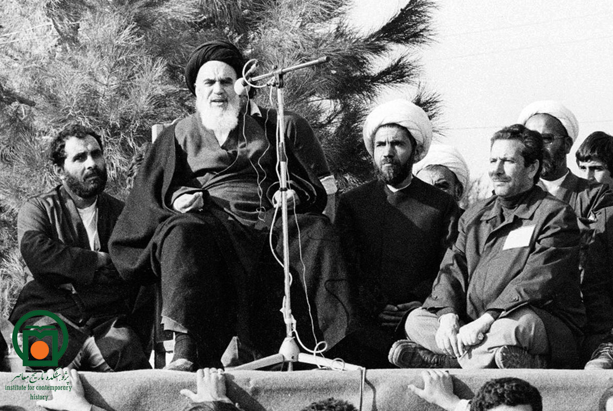 زنده‌یاد محمود مرتضایی‌فر در کنار امام خمینی و شهید آیت‌الله دکتر محمد مفتح (بهشت زهرا؛ 12 بهمن 1357)