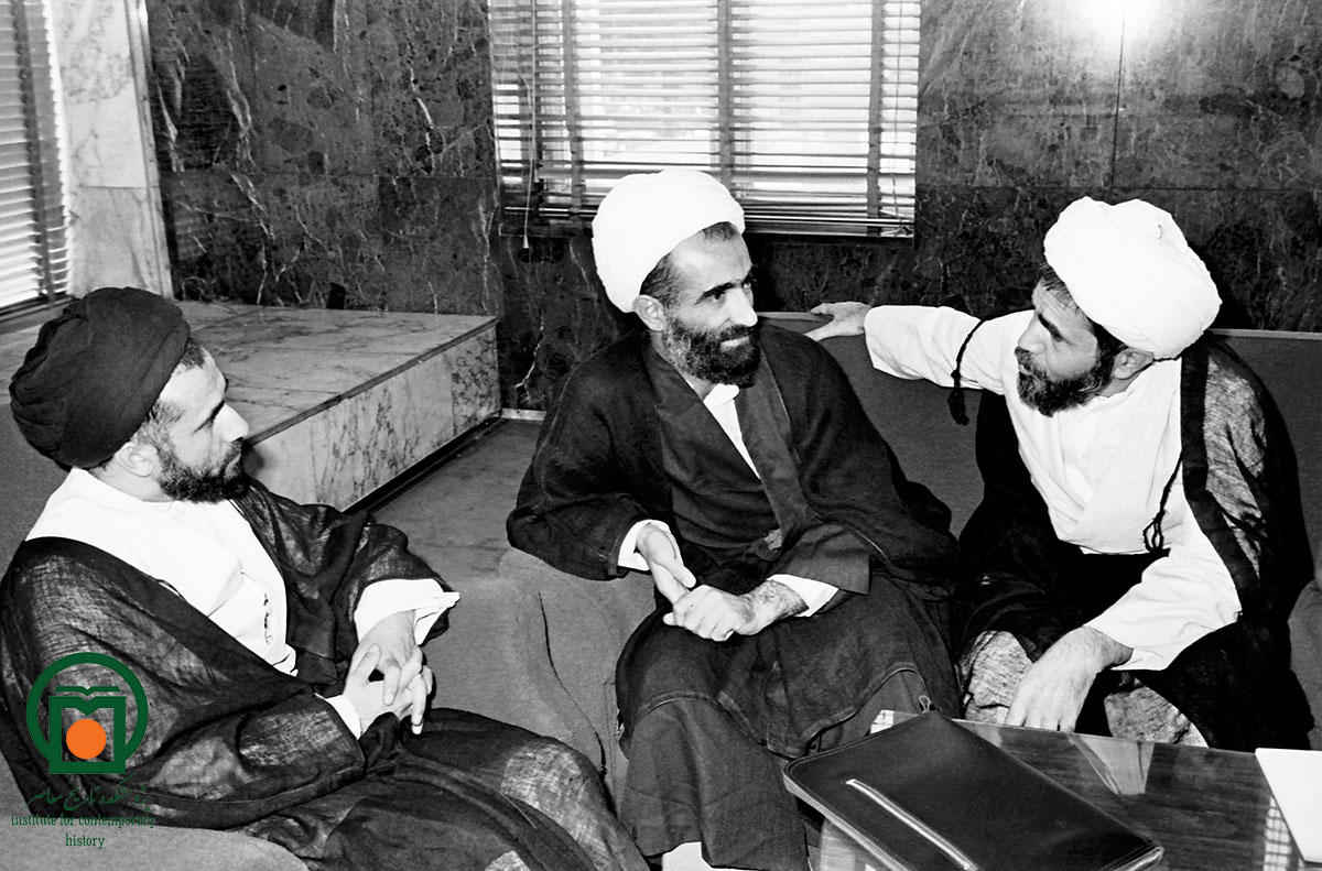 گفت‌وگوی شهید آیت‌الله دکتر محمد مفتح با آیت‌الله سیدحسن طاهری خرم‌آبادی و آیت‌الله محمدمهدی ربانی املشی، در حاشیه مراسم افتتاحیه مجلس خبرگان قانون اساسی (28 مرداد 1358)