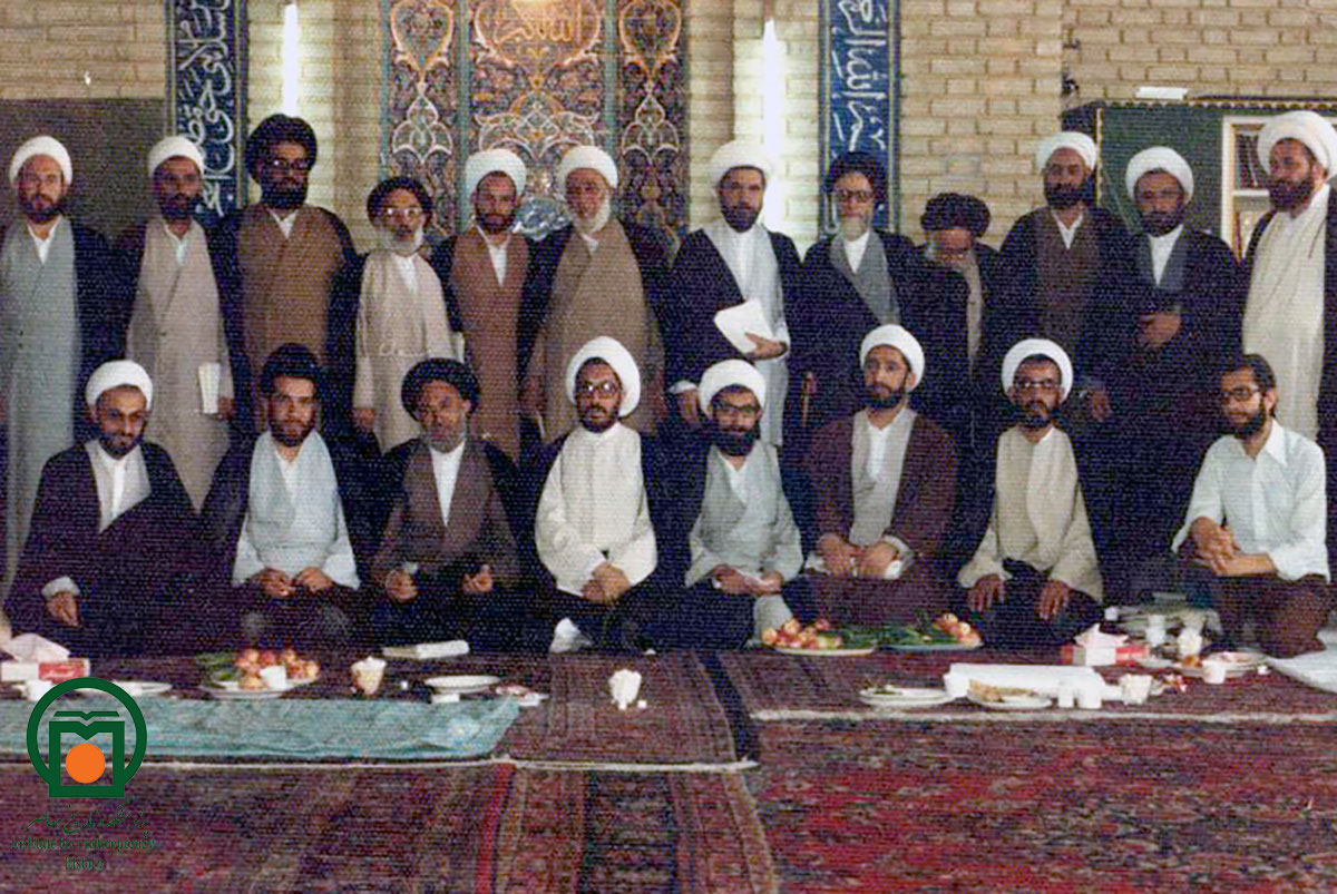  زنده‌یاد آیت‌الله محسن مجتهد شبستری در کنار شهید آیت‌الله دکتر محمد مفتح و جمعی از روحانیون منطقه شمال تهران