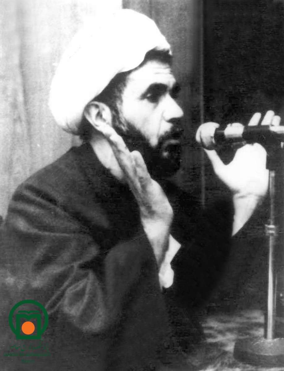  شهید آیت‌الله دکتر محمد مفتح در حال سخنرانی برای کارکنان روزنامه اطلاعات (سال 1358)