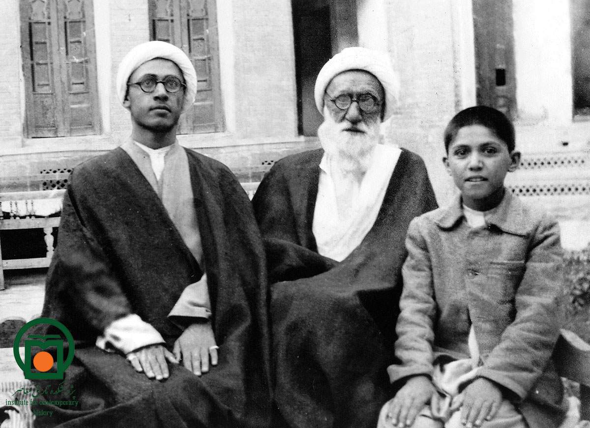 از راست: آیتالله حاج شیخ محیالدین حائری شیرازی، آیتالله حاج شیخ عبدالحسین حائری شیرازی و آیتالله حاج شیخ صدرالدین حائری شیرازی