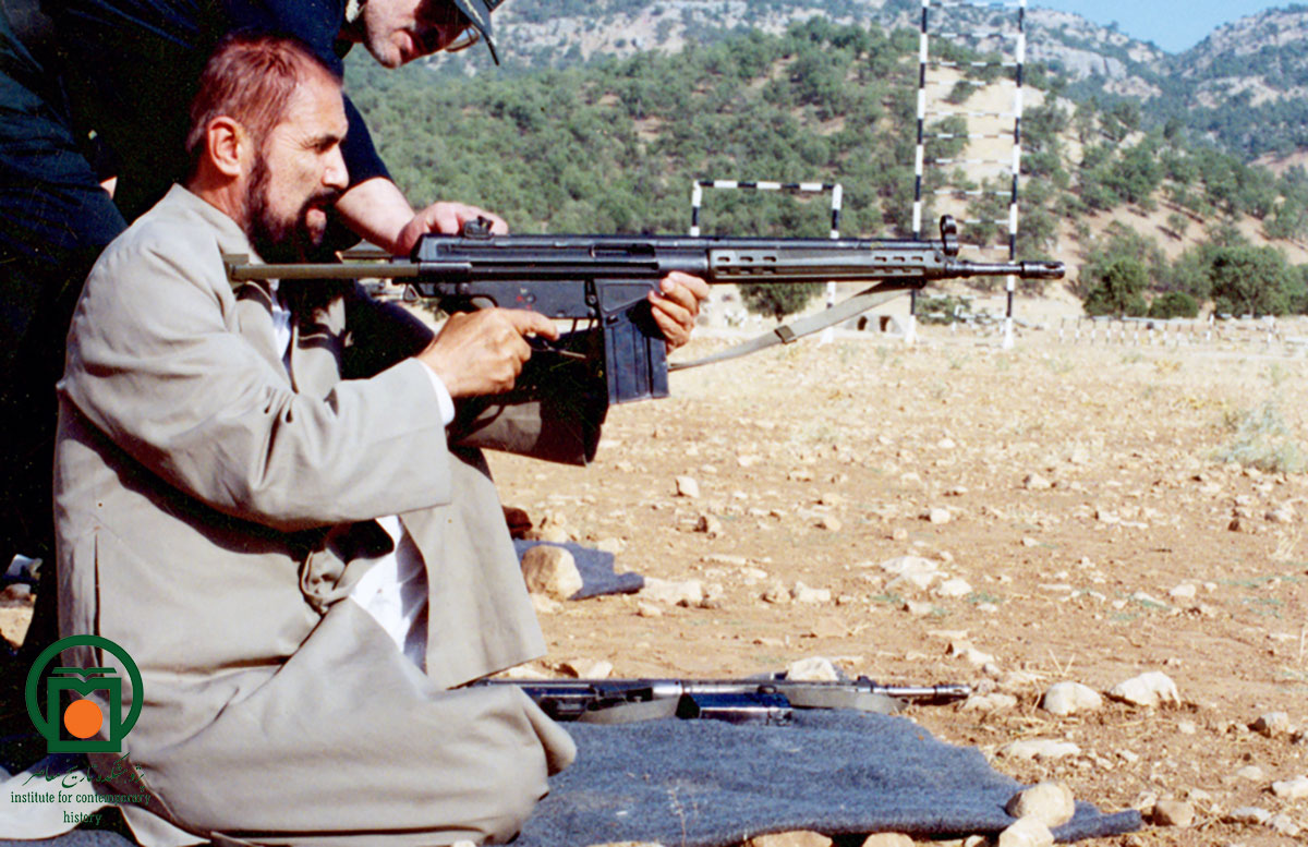 زندهیاد آیتالله محیالدین حائری شیرازی در حال تمرین تیراندازی (دهه 1370)