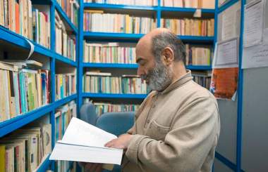 وابستگان به قدرت‌های استعماری، وجود او را مانع از تحرکات خود می‌دانستند