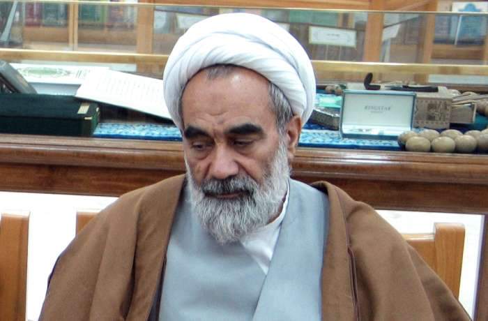 او با شاگردان خویش، چون دوستی صمیمی بود