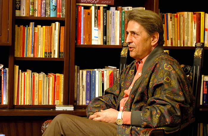 شخصیت انسانی و مردمی او، برای جامعه جذاب بود