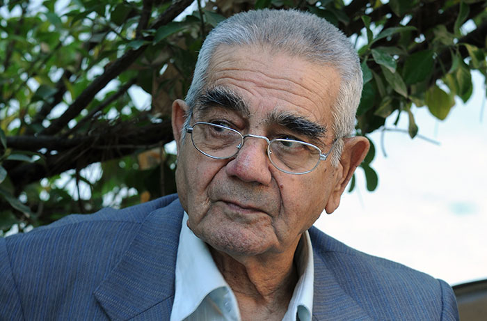 طیب با کاشانی، هیچ‌گاه رابطه نزدیکی نداشت