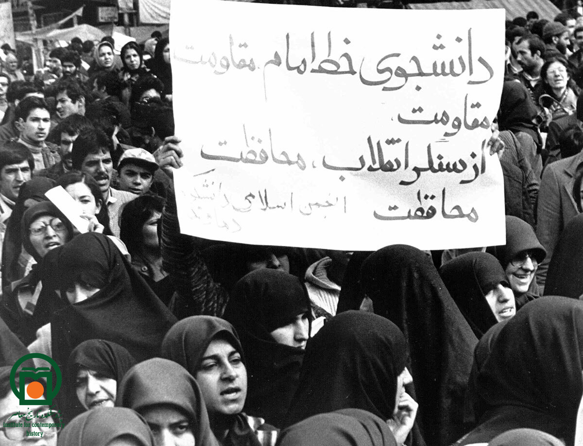 نمایی از تجمعات بزرگ مردمی در برابر لانه جاسوسی آمریکا، در حمایت از دانشجویان پیرو خط امام