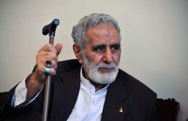 او از اواسط دهه 30، با حکومت شاه به مشکل برخورد او از اواسط دهه 30، با حکومت شاه به مشکل برخورد