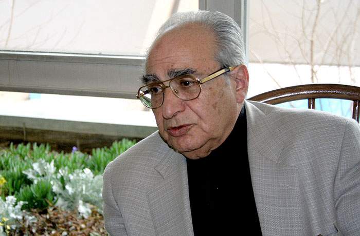 او اشعارِ مثنوی می‌خواند و من خجالت ‌کشیدم، که سطحی‌اش پنداشته بودم!