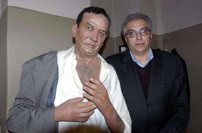 پدر با دستبند و پابند، به سوی نصیری حملهور شد! پدر با دستبند و پابند، به سوی نصیری حملهور شد!