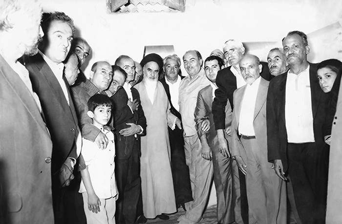 گفت: به آقای خمینی بگو ما ندیده خریدارتان شدیم! گفت: به آقای خمینی بگو ما ندیده خریدارتان شدیم!