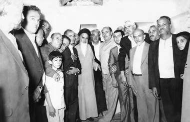 گفت: به آقای خمینی بگو ما ندیده خریدارتان شدیم! گفت: به آقای خمینی بگو ما ندیده خریدارتان شدیم!