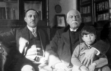 عبدالحسین‌میرزا فرمانفرمائیان و خانواده‌اش، در آینه تصاویر  <img src="/images/picture_icon.png" width="16" height="16" border="0" align="top">