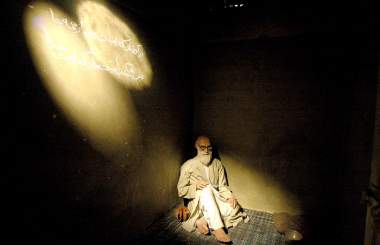 یکی از کماندوها گفت: «زخمی‌ها را به پادگان ببرید و شکنجه کنید!»