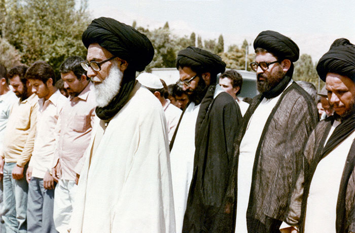 او به‌سانِ مولایش، جامعِ اضداد می‌نمود!