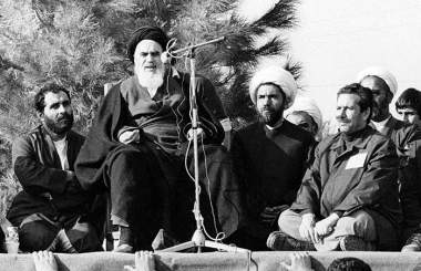 او در مسجد قبا، به جوانان انقلابی میدان می‌داد