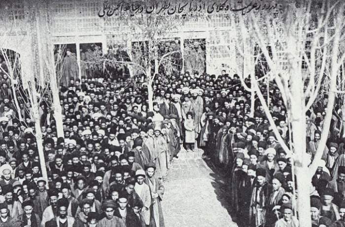 چگونه مرکز غیبی مشروطه را هم تقویت کرد هم فرسود؟