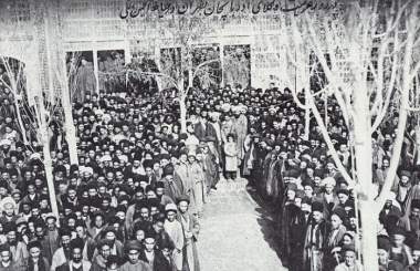 چگونه مرکز غیبی مشروطه را هم تقویت کرد هم فرسود؟