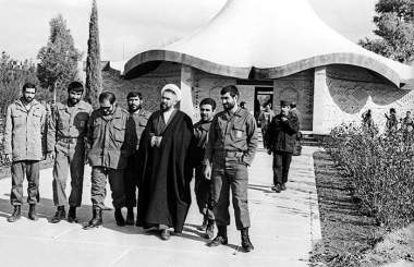 او از مخالفان و حتی دشمنان خویش، به عنوان «دوستان» نام می‌بُرد!