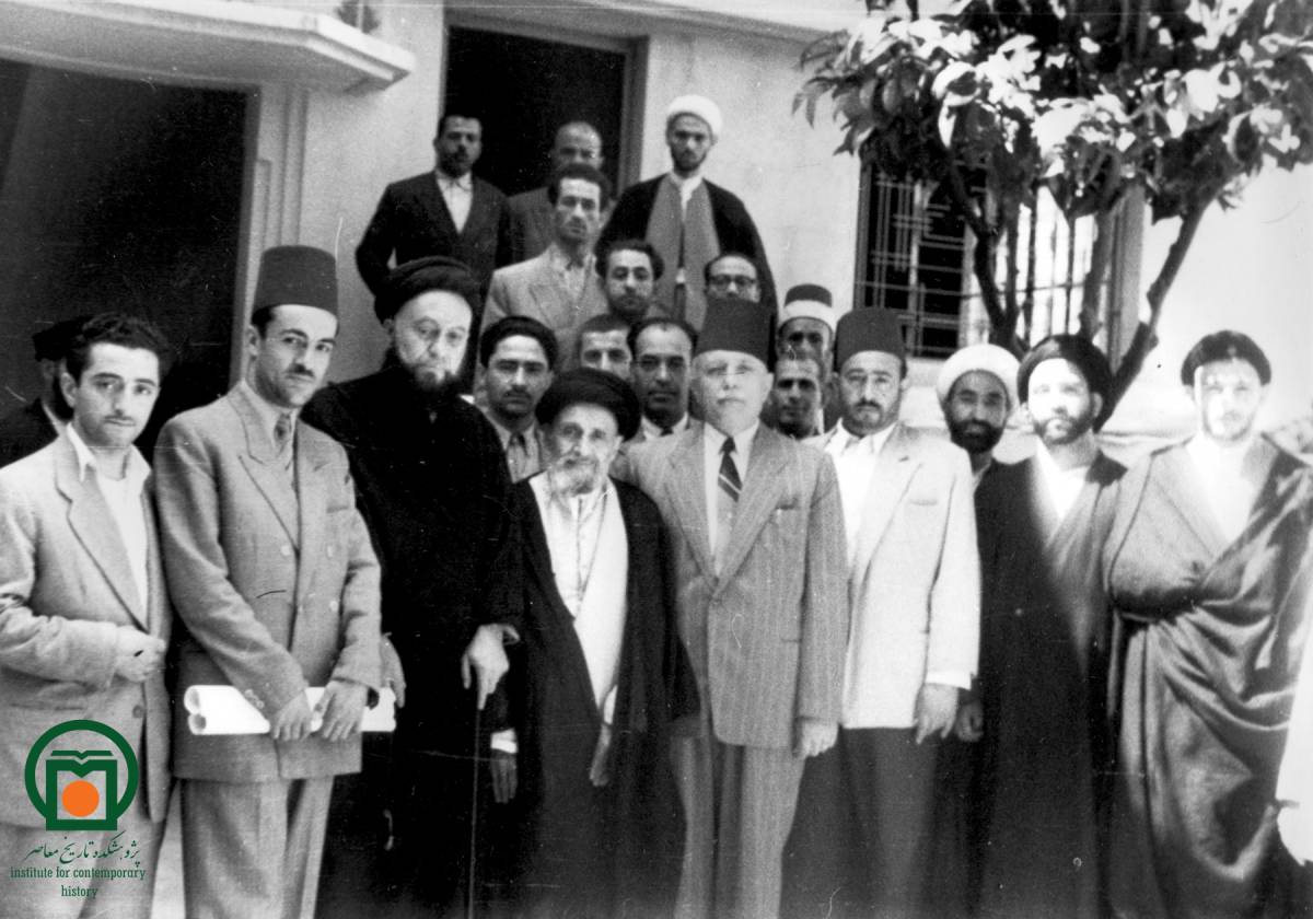 آیت‌الله سیدابوالقاسم کاشانی در کنار چند تن از دیدارکنندگان لبنانی و ایرانی خود در تبعیدگاه بیروت (سال 1328)