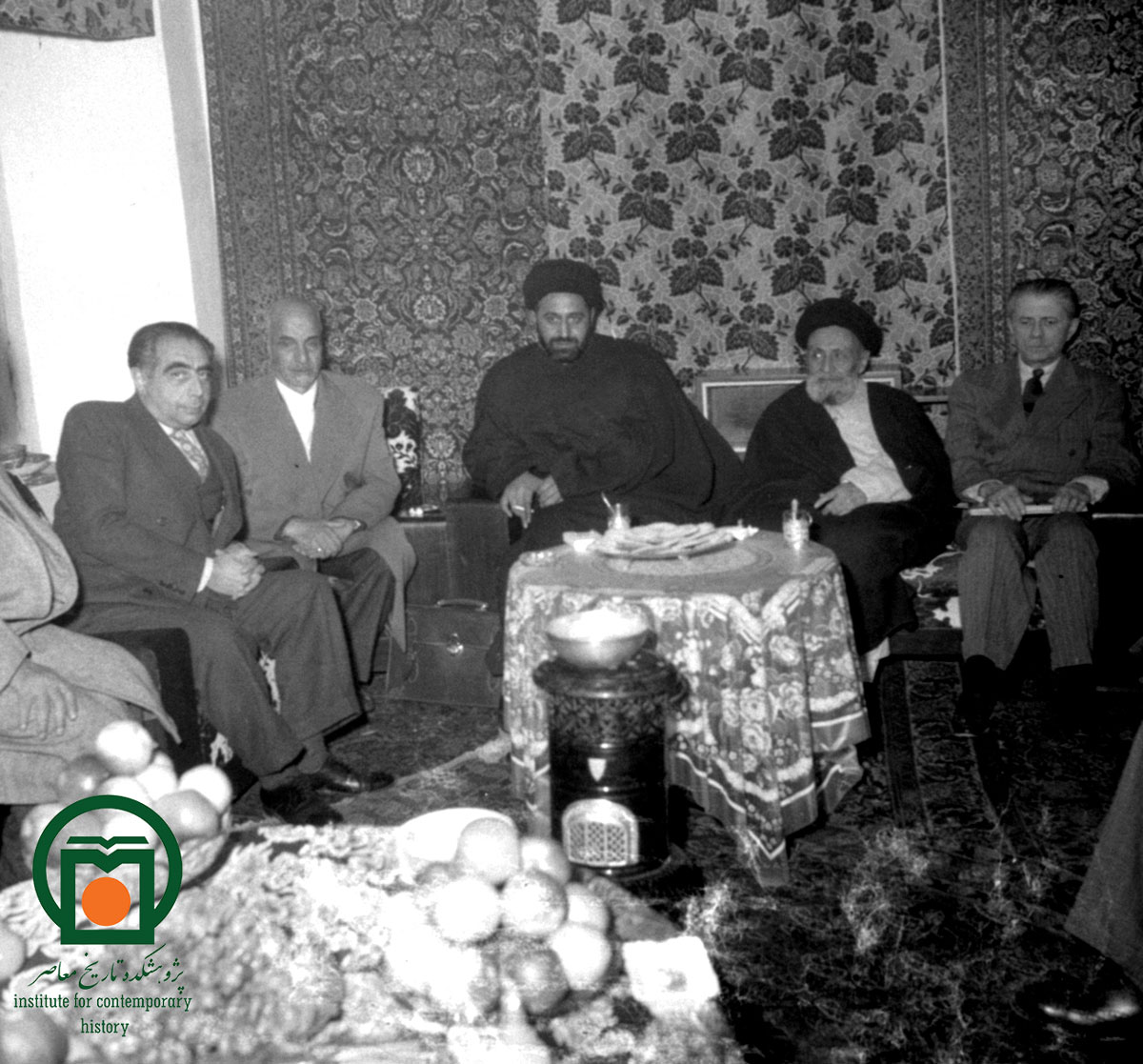 علی امینی در کنار آیت‌الله سیدابوالقاسم کاشانی، حسین علاء و شمس قنات‌آبادی در دوران نهضت ملی