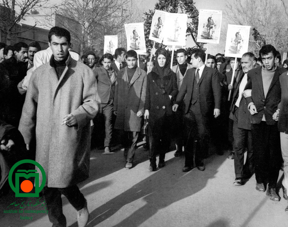 شهلا توکلی، همسر جهان پهلوان تختی، در حال حرکت به سوی ابن بابویه در حلقه عزاداران وی