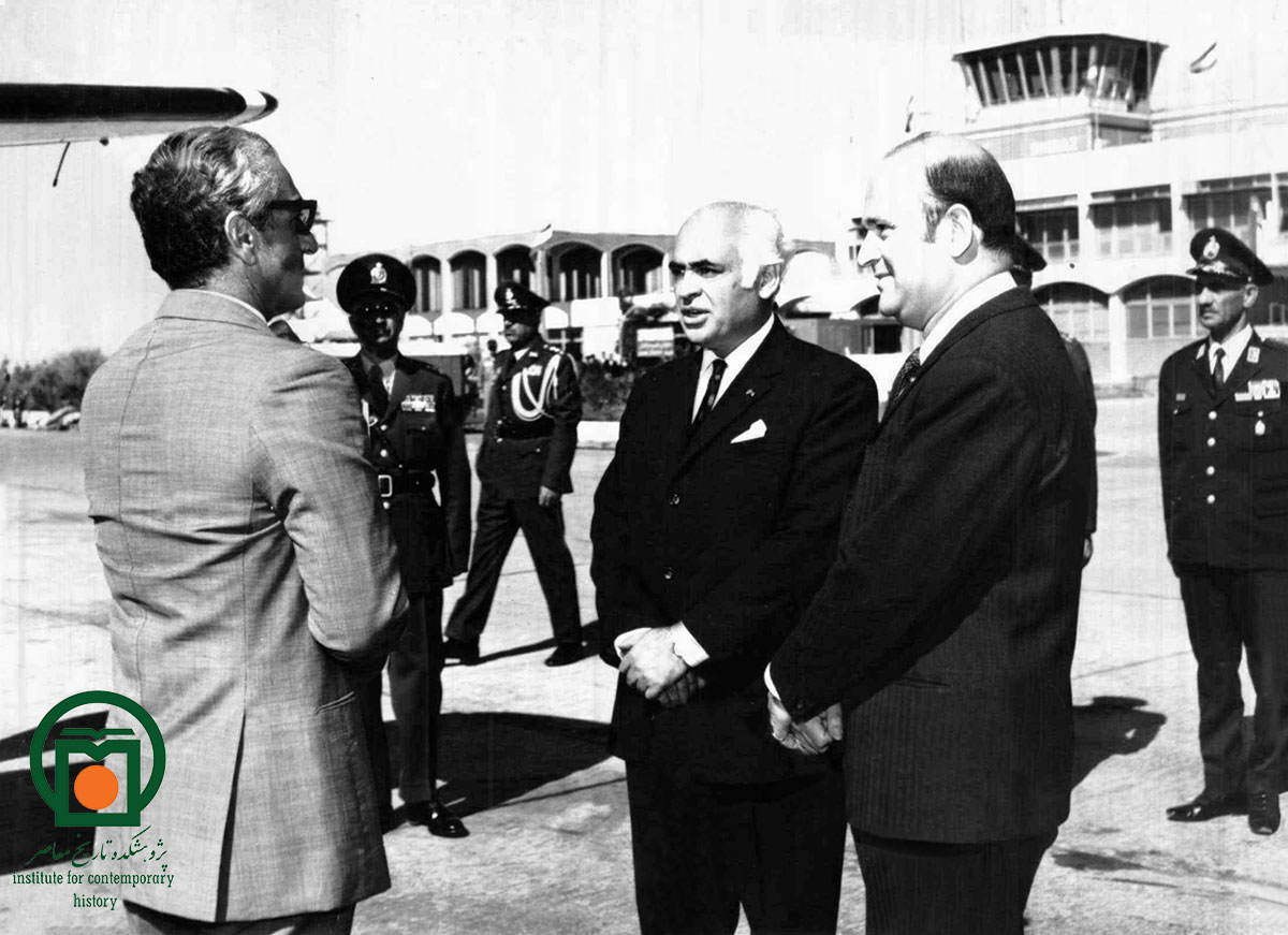 هوشنگ نهاوندی در کنار محمدرضا پهلوی (دهه 1340)