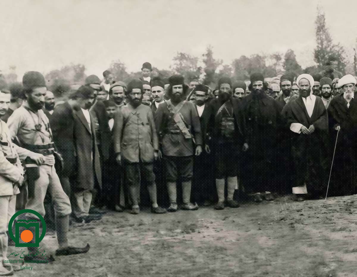 میرزا یونس استادسرایی (کوچک‌خان جنگلی) در کنار چند تن از اعضای هیئت اتحاد اسلام و همراهانش