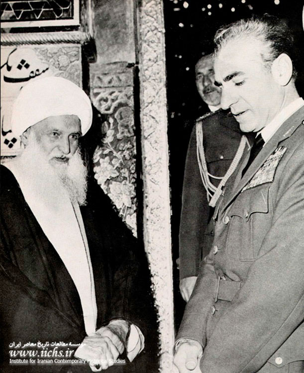 محمدرضا پهلوی در دیدار با آیت‌الله حاج میرزا احمد کفایی خراسانی در حرم رضوی(ع)