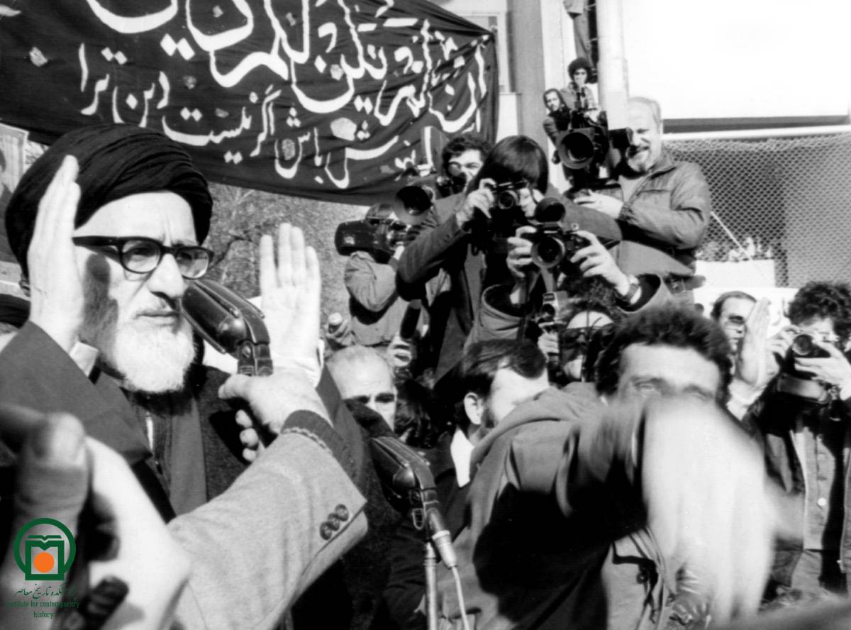 آیت‌الله سیدمحمود طالقانی در آغاز سخنرانی در اجتماع عظیم دانشگاهیان و مردم (زمینِ چمن دانشگاه تهران؛ 23 دی 1357)