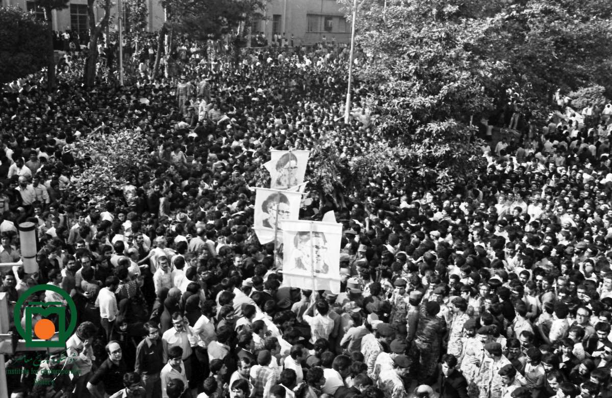 نمایی از ازدحام مردم در مراسم تشییع پیکر آیت الله طالقانی (دانشگاه تهران؛ صبح‌گاه 19 شهریور 1358)