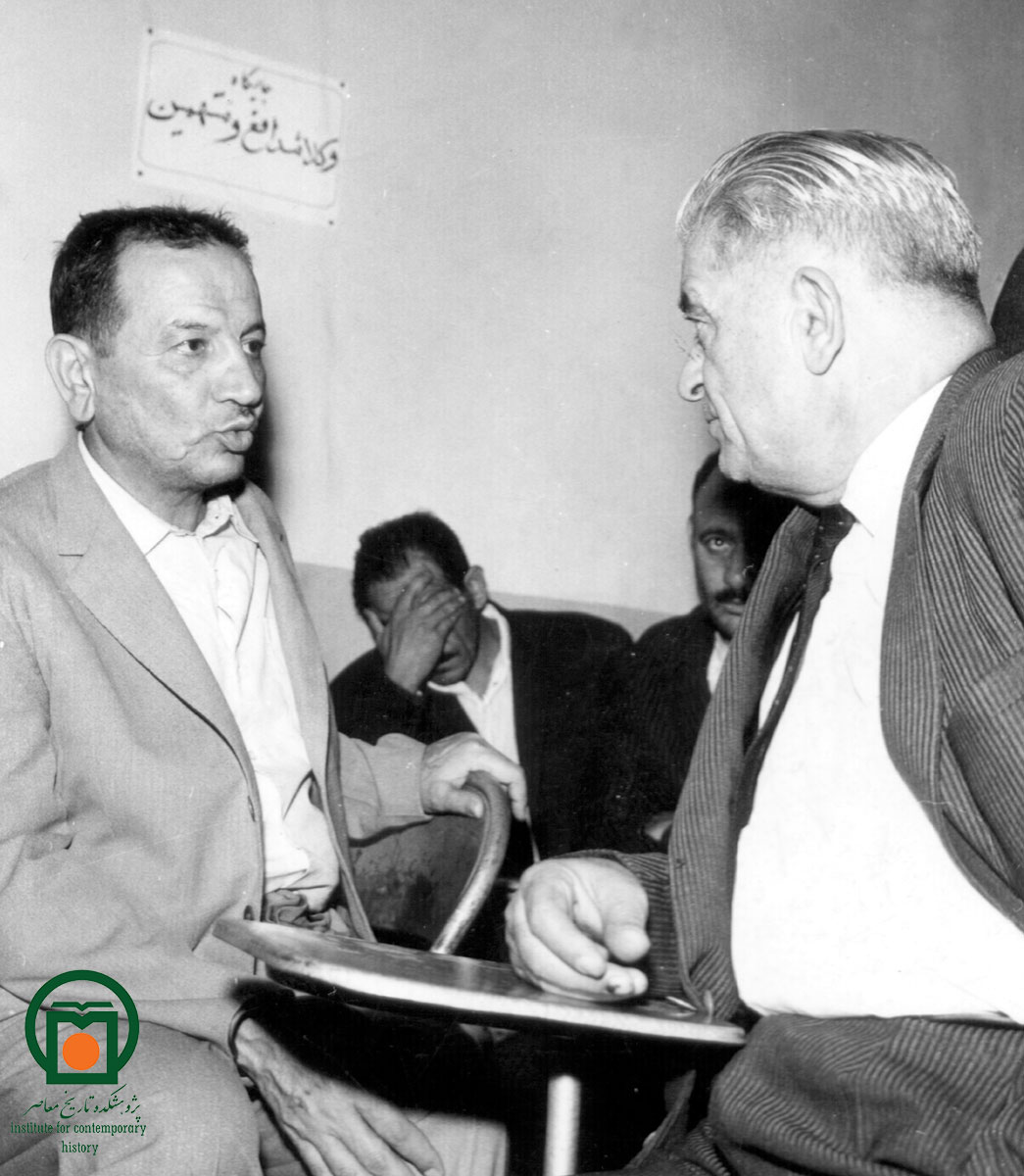 شهید طیب حاج‌رضایی در حاشیه محکمه نظامیِ خویش (سال 1342)