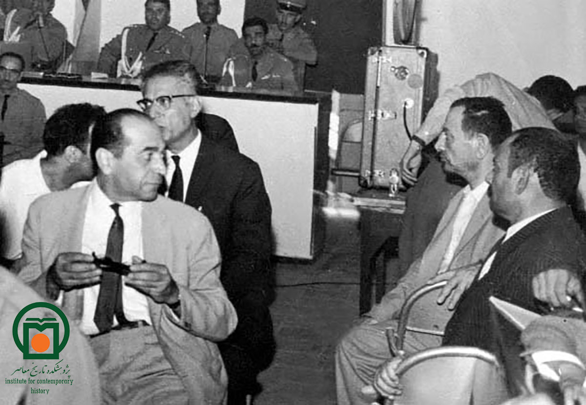 شهید طیب حاج‌رضایی در حاشیه محکمه نظامی خویش (سال 1342)