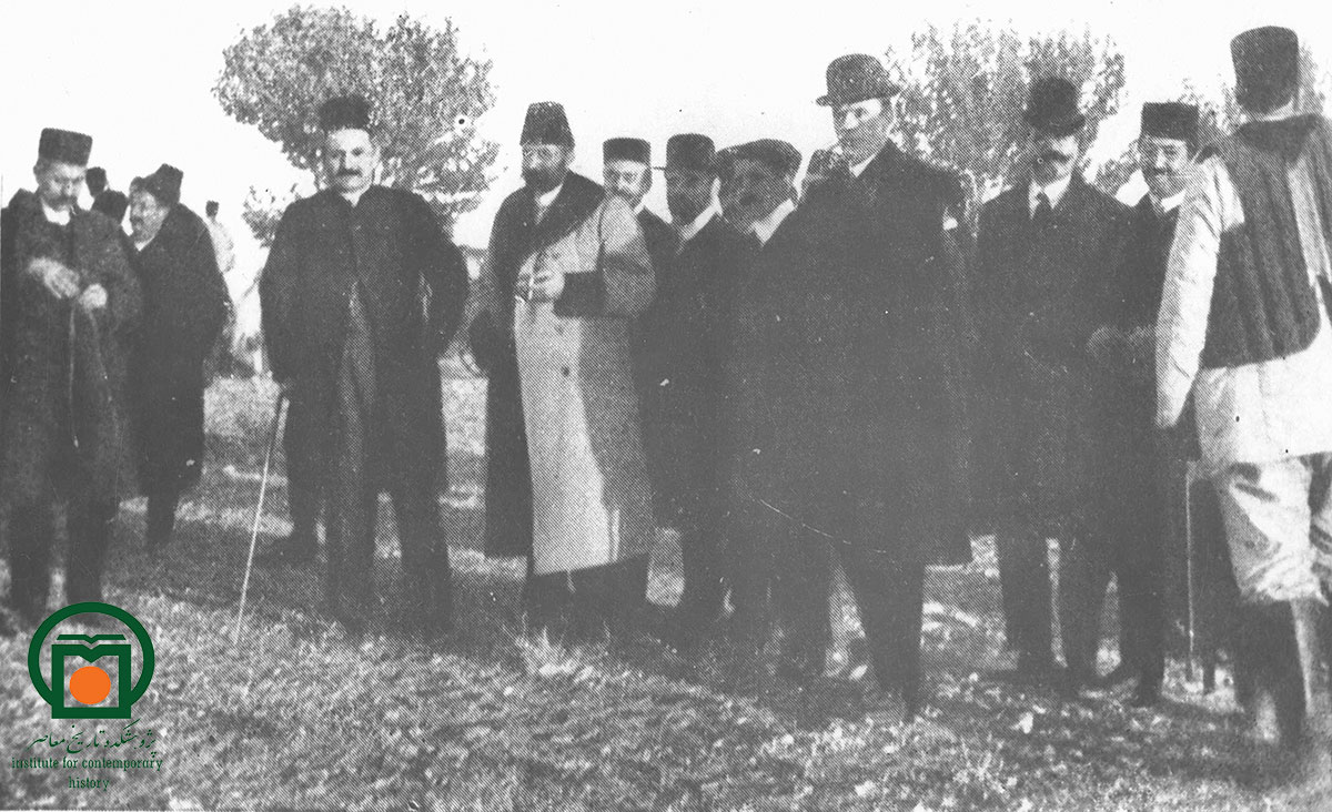مورگان شوستر و یپرمخان ارمنی با جمعی از نیروهای مجاهدین و اعضای خزانه در ایام مشروطیت